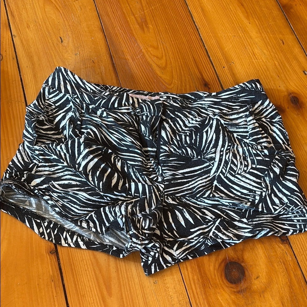 Stylish Black and White Patterned Women's Shorts Size 2 - 20 for $20 💋
